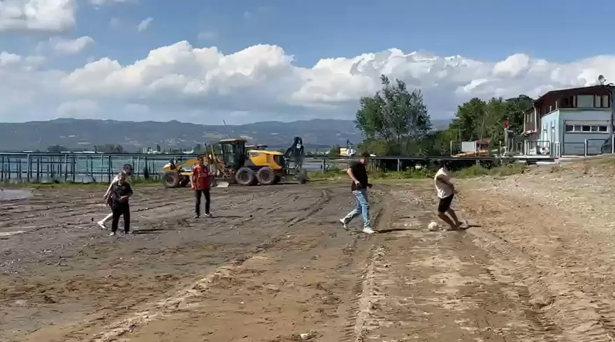 Eskiden balık tutuluyordu. Şimdi çocuklar futbol oynuyor 