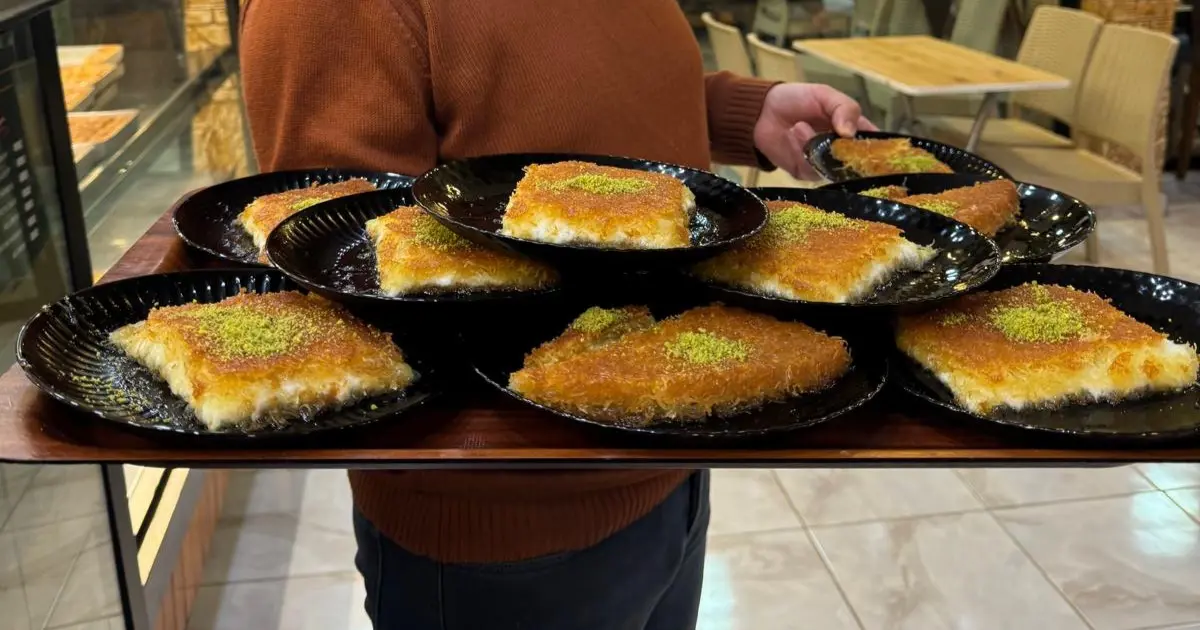 Samandağlı tatlıcı zirveye yerleşti.  'Dünyanın En İyi 100 Tatlısı' listesinde künefe de var