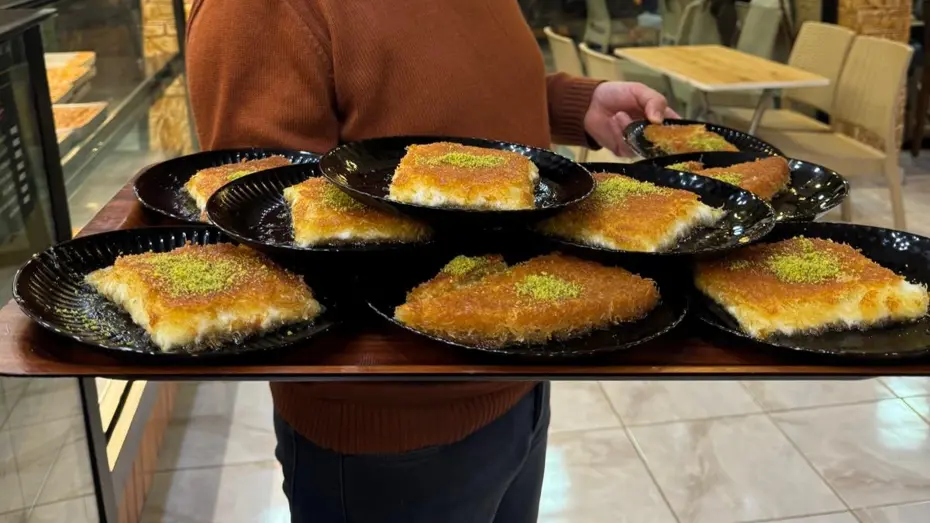 Samandağlı tatlıcı zirveye yerleşti.  'Dünyanın En İyi 100 Tatlısı' listesinde künefe de var