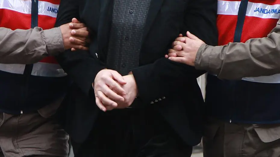 Silahla korkutup haraç topladılar. 