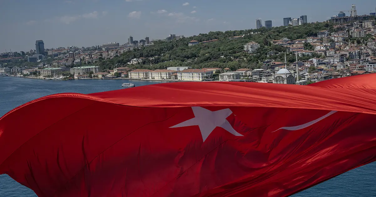 İstanbul Boğazı'ndaki köprülere Türk bayrağı asıldı