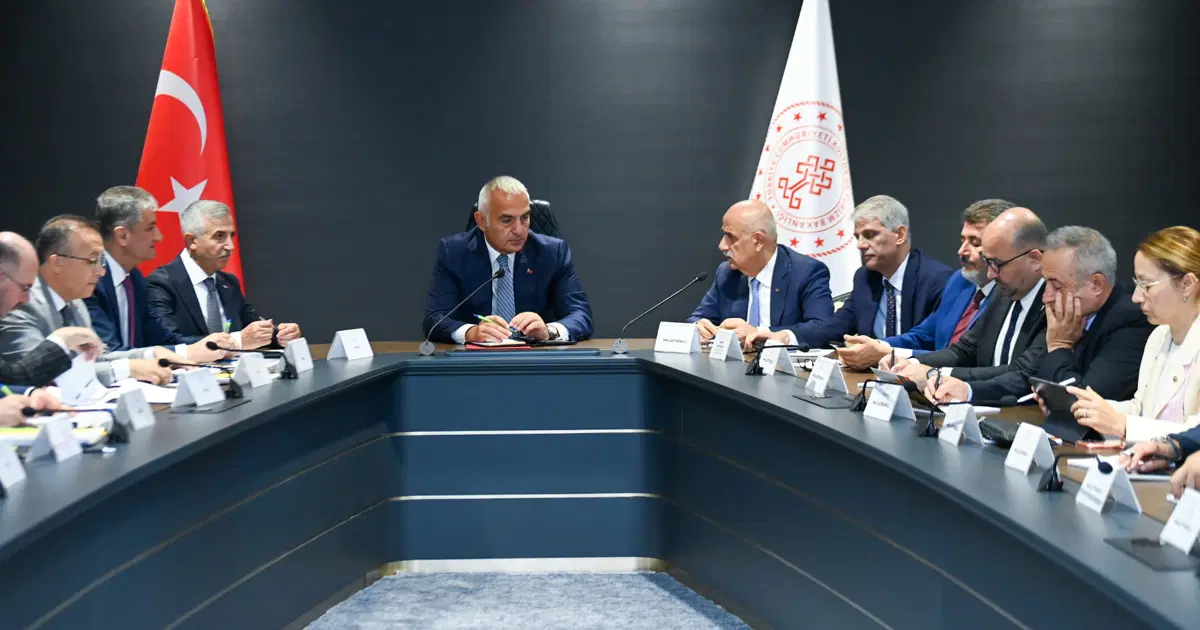 Bakan Ersoy, Kahramanmaraş’ta valiler, belediye başkanları ve milletvekilleriyle görüştü