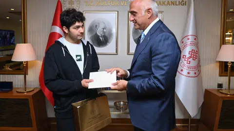Günün notu | Taşımalı eğitimden Hacettepe Tıp’a uzanan başarı: Bakan Ersoy genç öğrenciyi ağ…