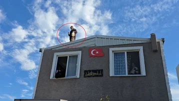 Kaçak evinin yıkımına engel olmak için çatıya çıktı. Benzin bidonuyla 3 saat direndi