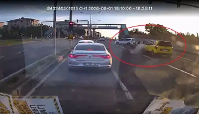 Sapağı kaçırdı, zincirleme kazaya yol açtıErzurum'da hafif ticari aracın sürücüsü, kaçırdığı sapağa dönmeye çalışırken 3 aracın karıştığı zincirleme kazaya neden oldu. Kaza, bir başka aracın kamerasına yansıdı.