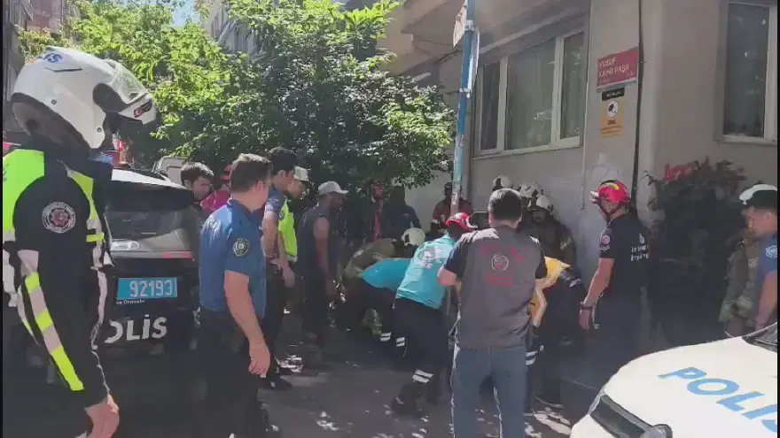 Kadıköy'de yıkımı yapılan binada kısmi çökme. İşçiler göçük altında kaldı 2 Kadıköy'de yıkımı yapılan binada kısmi çökme. İşçiler göçük altında kaldı 2