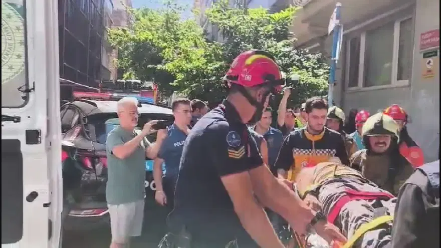 Kadıköy'de yıkımı yapılan binada kısmi çökme. İşçiler göçük altında kaldı 1 Kadıköy'de yıkımı yapılan binada kısmi çökme. İşçiler göçük altında kaldı 1