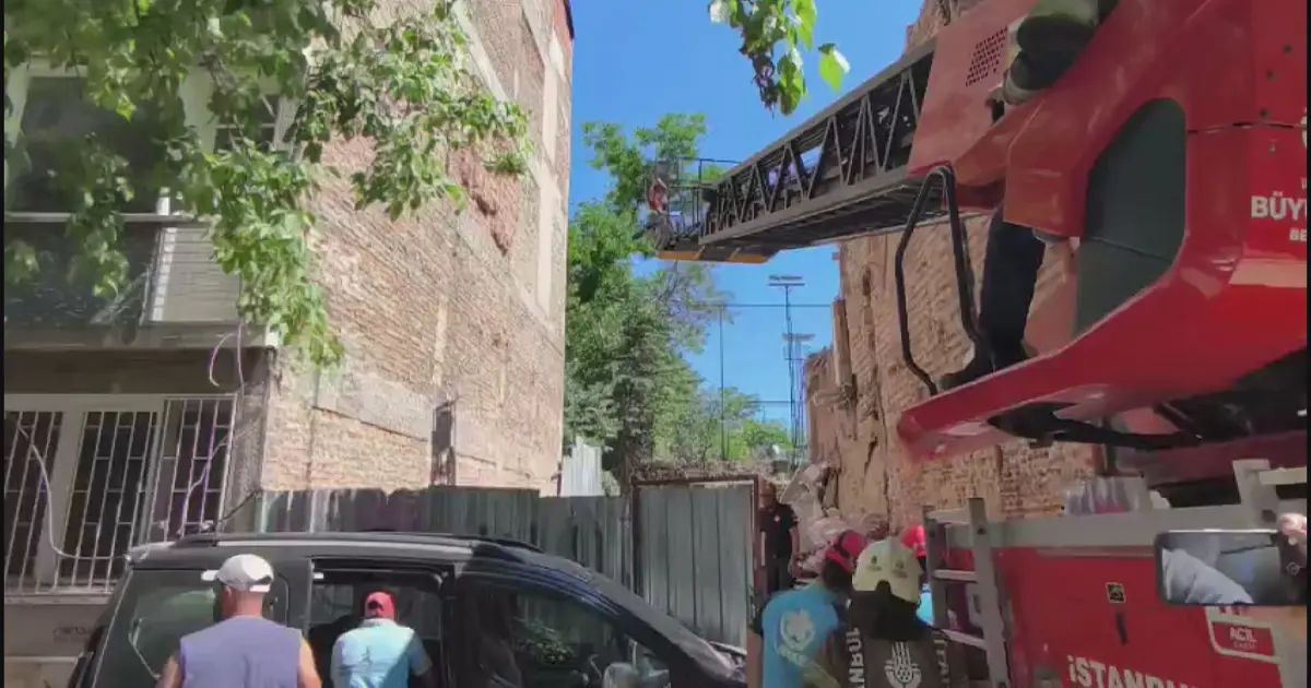 Kadıköy'de yıkımı yapılan binada kısmi çökme. İşçiler göçük altında kaldı