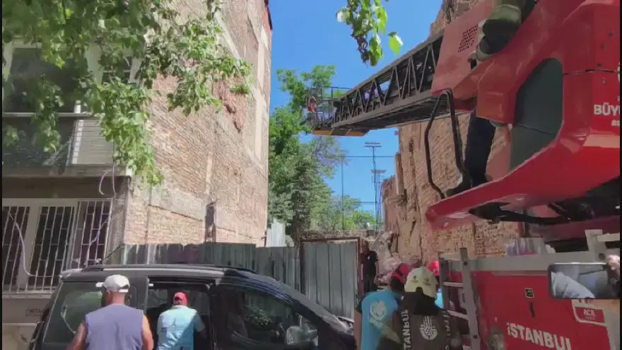 Kadıköy'de yıkımı yapılan binada kısmi çökme. İşçiler göçük altında kaldı Kadıköy'de yıkımı yapılan binada kısmi çökme. İşçiler göçük altında kaldı