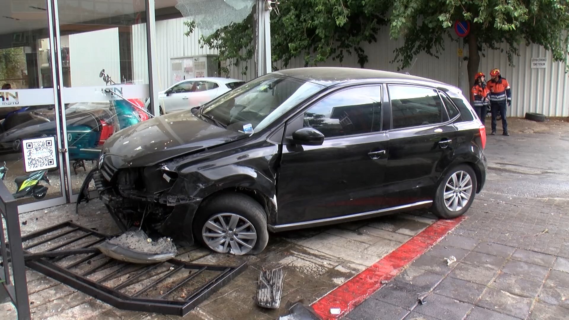 Direksiyon hakimiyetini kaybetti, galeriye daldı