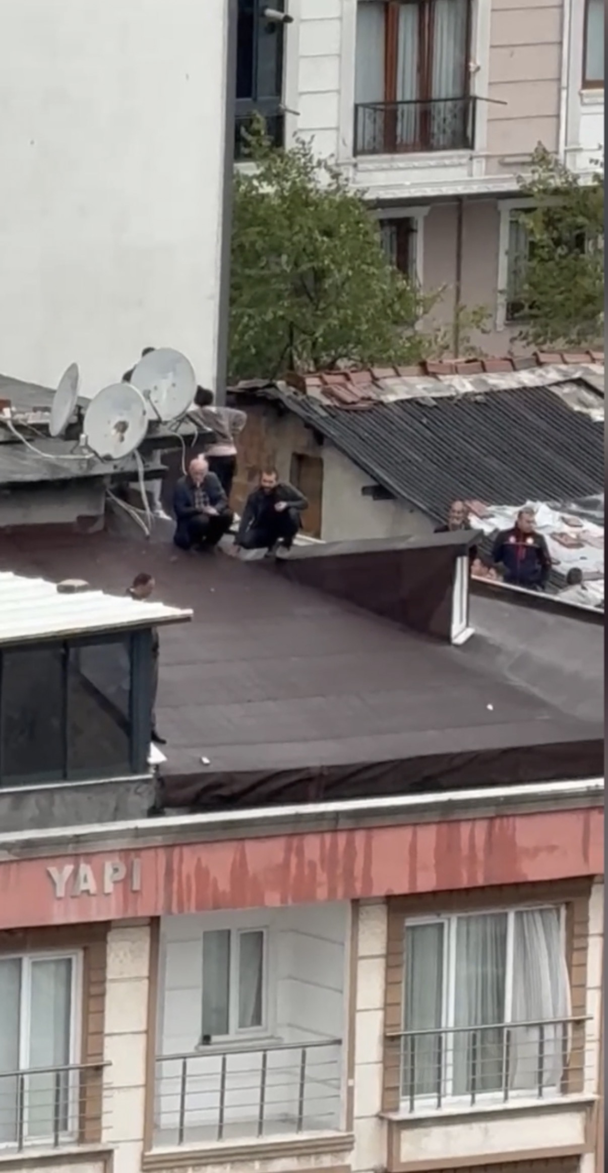 Kağıthane’de eşi 2 aydır eve gelmeyince çatıya çıktı