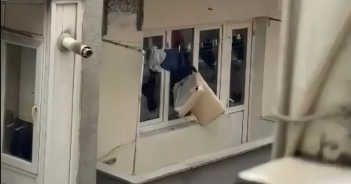 Sinir krizi geçirdi: Evin camlarını kırıp eşyaları sokağa attı