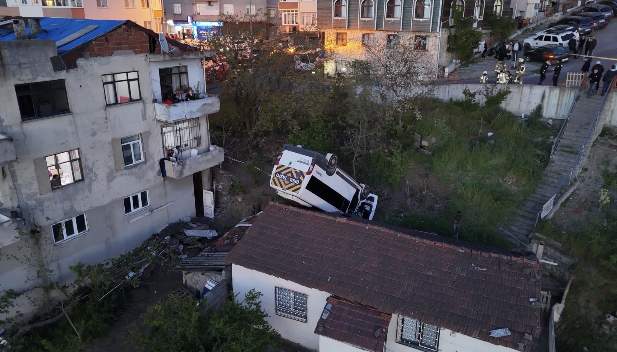 Kağıthane'de evin çatısına düşen okul servisinin şoförü öldü