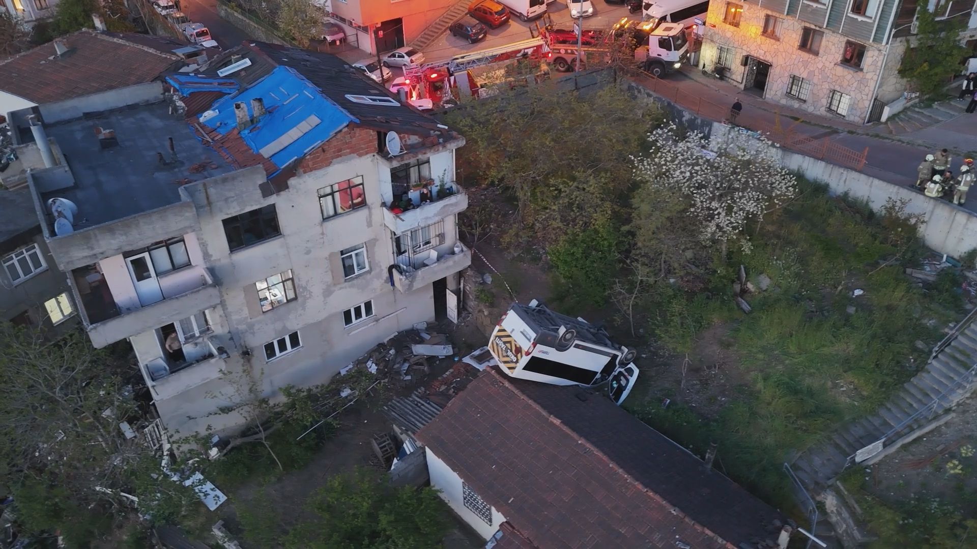 İstanbul'da okul servisi evin çatısına düştü
