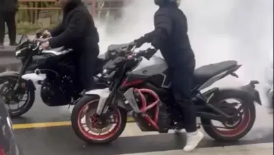 Trafiği kapatıp patinaj çekti; 136 bin lira ceza
