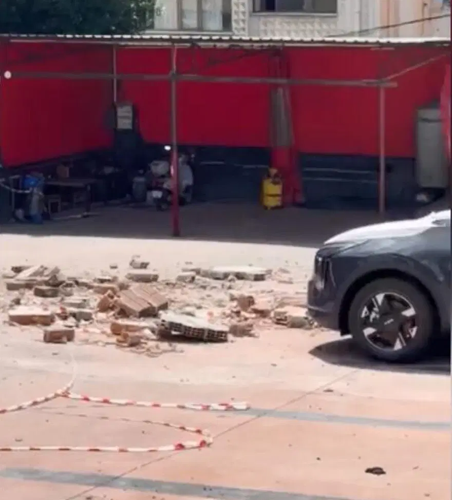 Kağıthane'de sıfır kilometre araçların üzerine duvar çöktü. Zarar 30 milyon lira 2