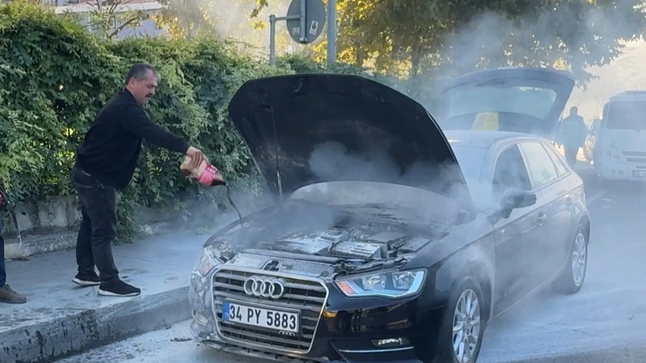 Alev alan otomobile kola dökerek müdahale etti