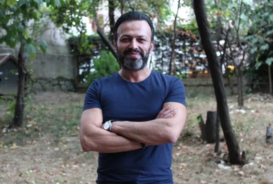 "AĞLAMAKLI SES TONUYLA ARAYARAK SETTEN ATILDIĞINI SÖYLEDİ"

 4