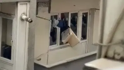 Sinir krizi geçirdi: Evin camlarını kırıp eşyaları sokağa attı