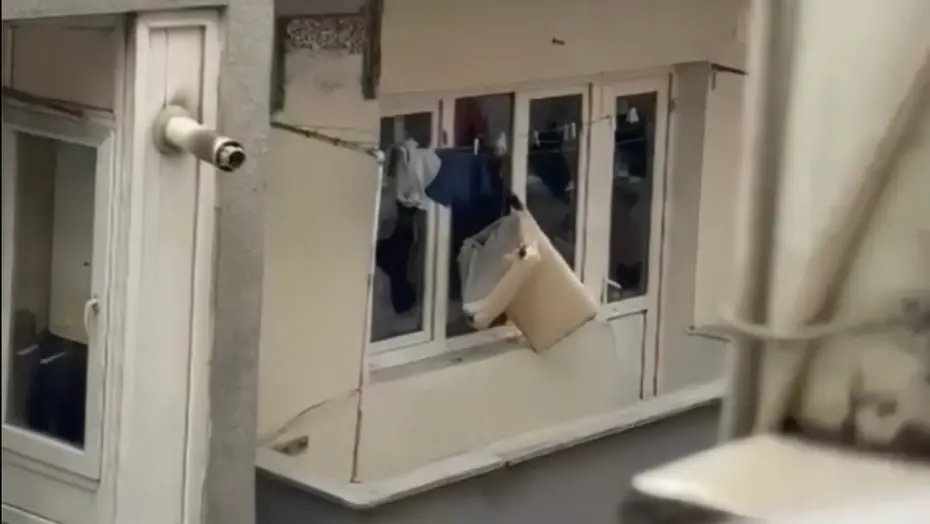 Sinir krizi geçirdi: Evin camlarını kırıp eşyaları sokağa attı