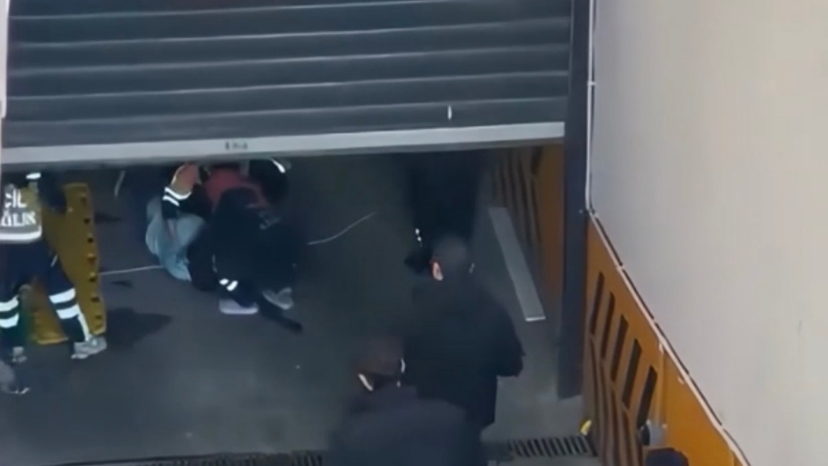 Tamir ettiği kepenk başına düşen işçi ağır yaralandı