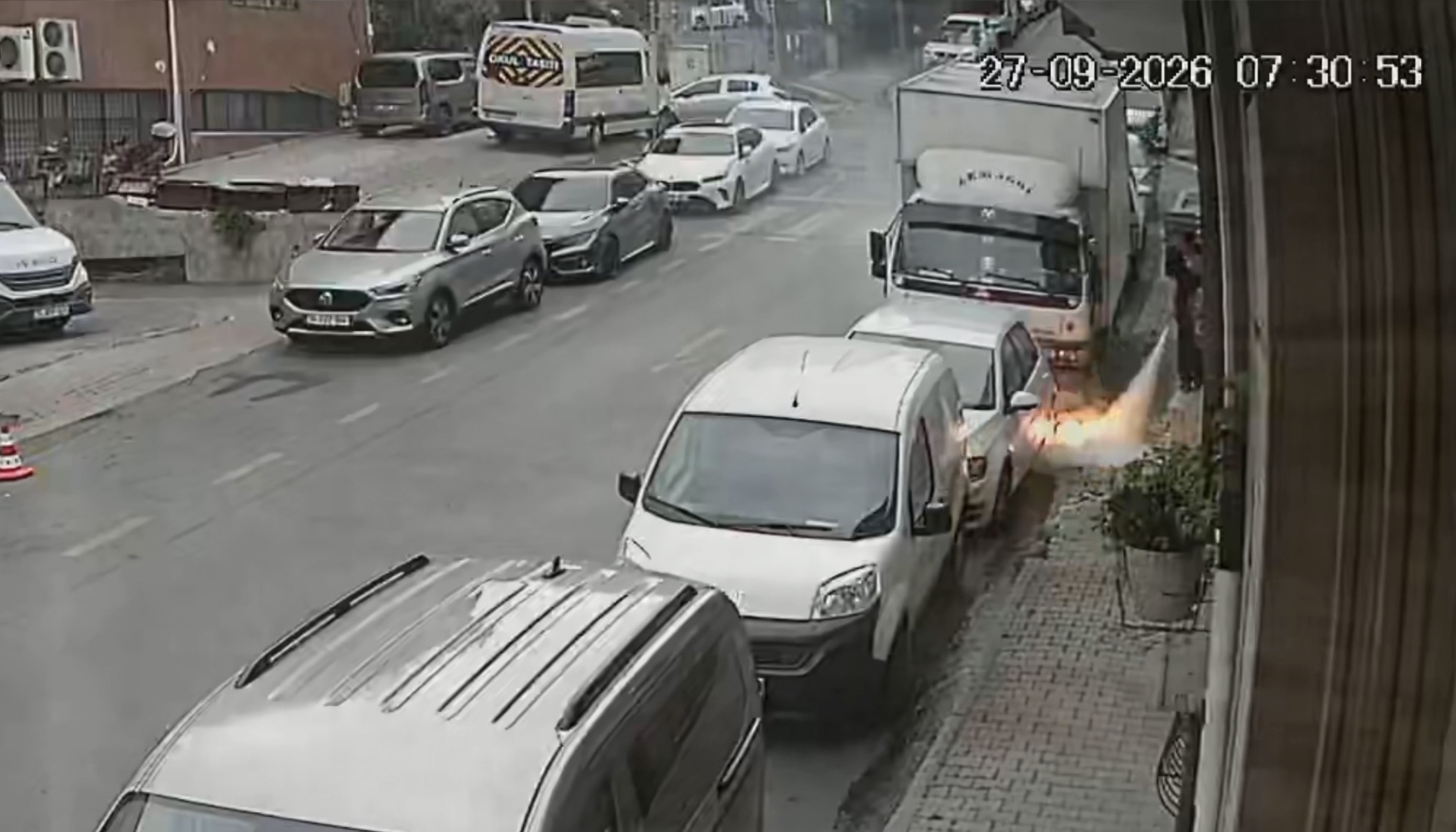 Yanan kabloların yanından aracını çekerken patlama oldu