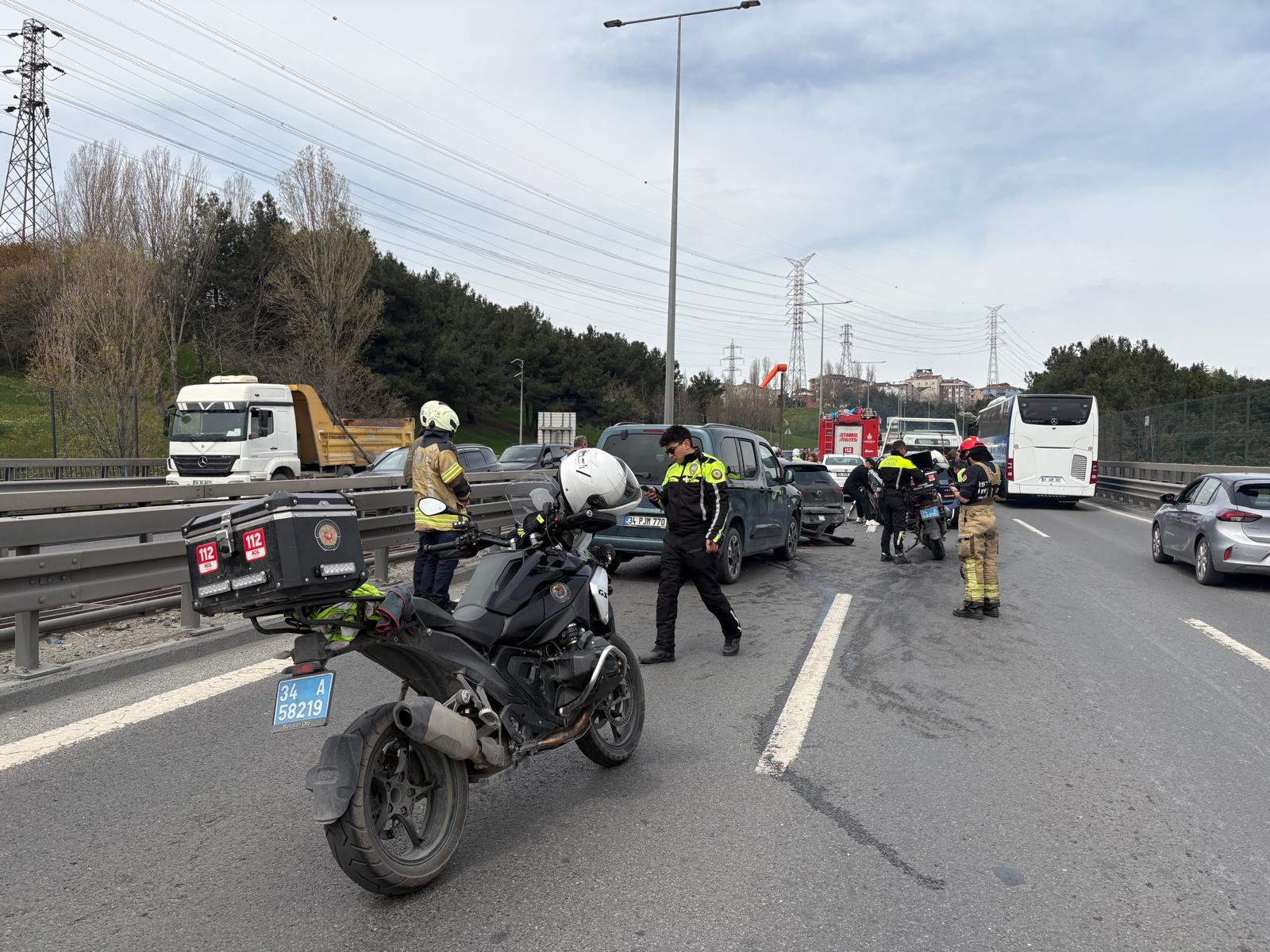 Kağıthane'de 6 araç birbirine girdi, trafik kilitlendi