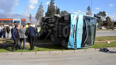 Ticari araç halk otobüsüne çarptı, 17 kişi yaralandı