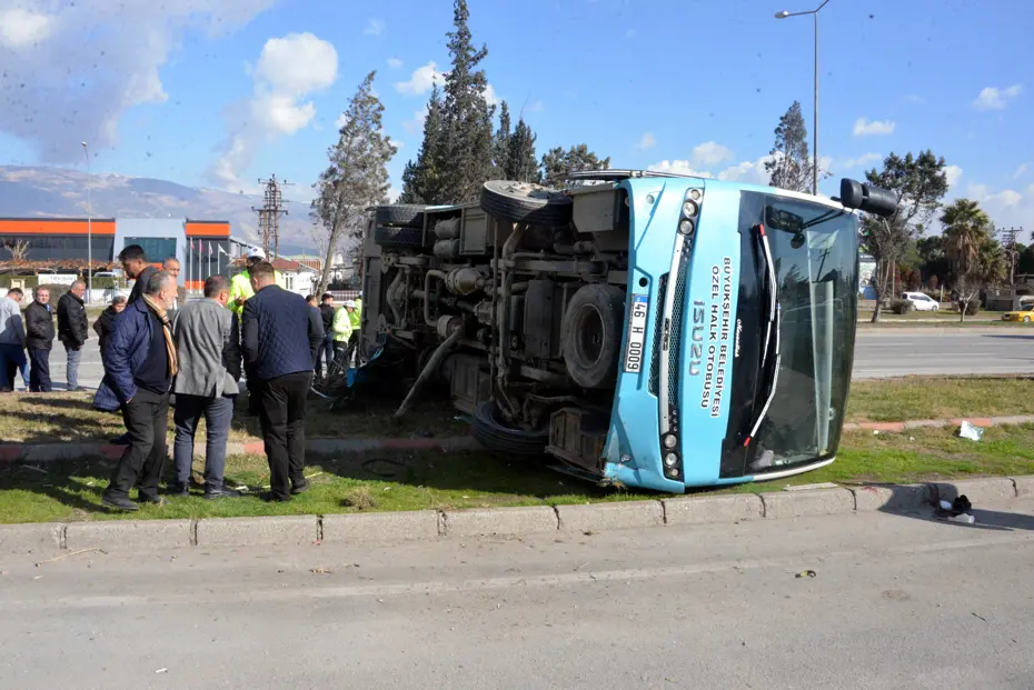 Ticari araç halk otobüsüne çarptı, 17 kişi yaralandı