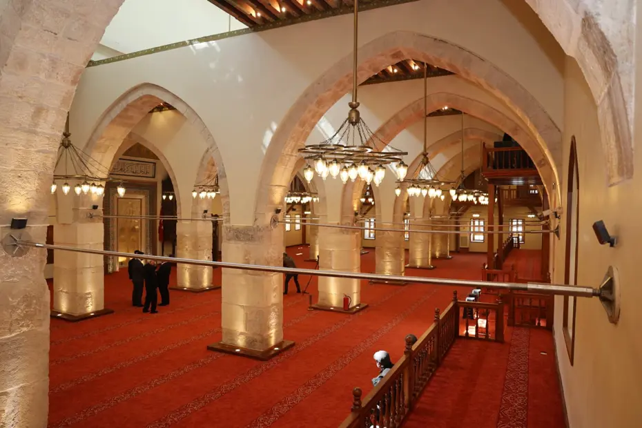 Depremde ağır hasar görmüştü. Kahramanmaraş'ın tarihi camisi yeniden ibadete açıldı
