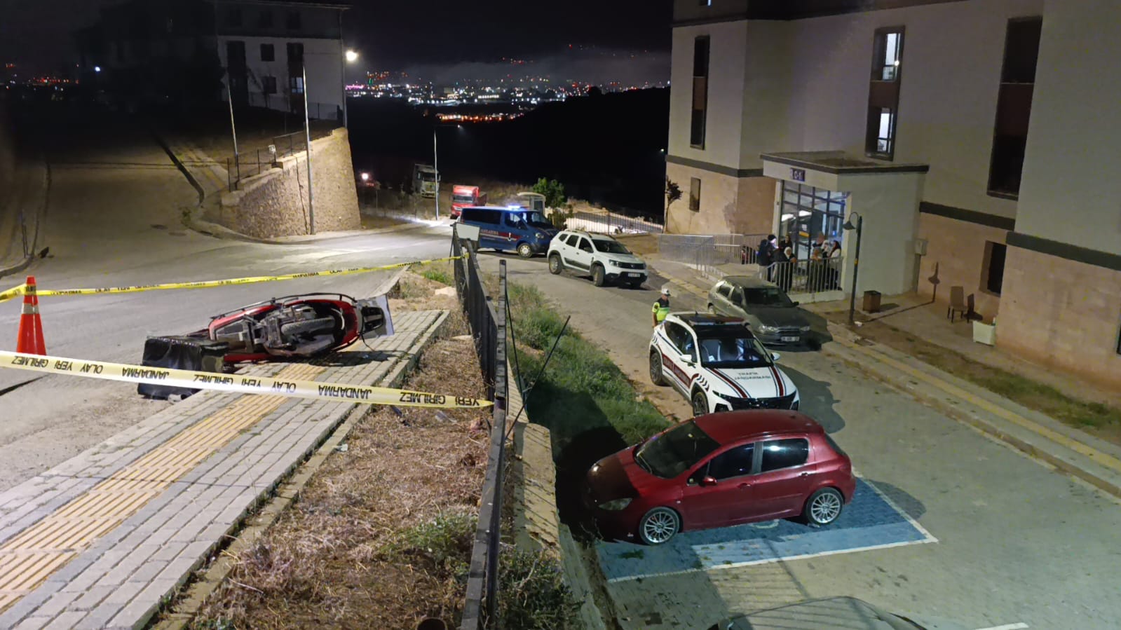 Motosikletten düşen çift ağır yaralandı, anne karnındaki bebek hayatını kaybetti