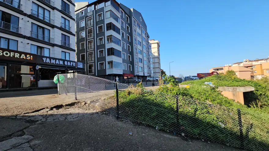 Belediye ödeme yapmadı, arsa sahibi yolu kapadı 