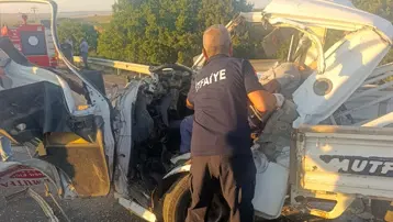 Kamyona arkadan çarpan kamyonetin sürücüsü öldü