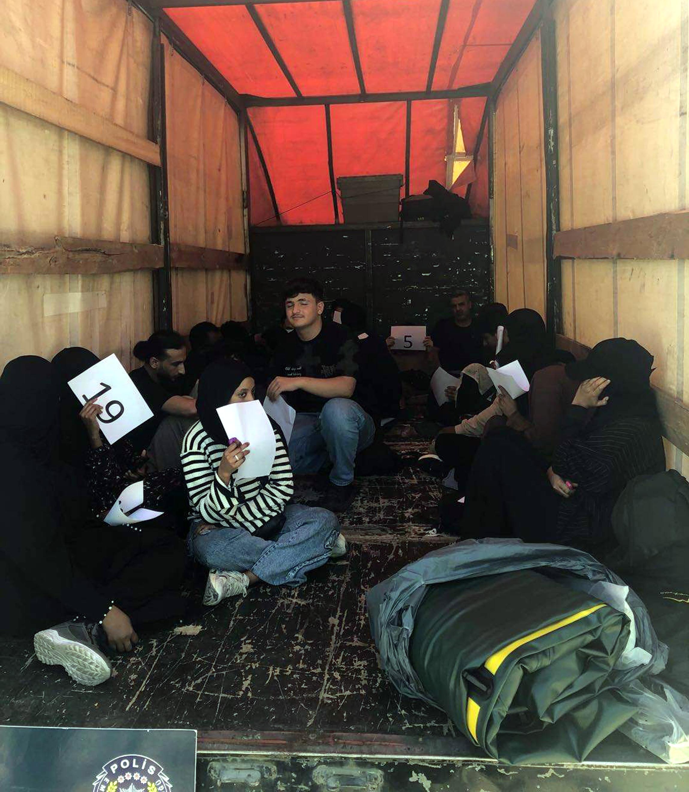 Yunanistan'a gitmeye çalışan 20 kişi kamyonette yakalandı