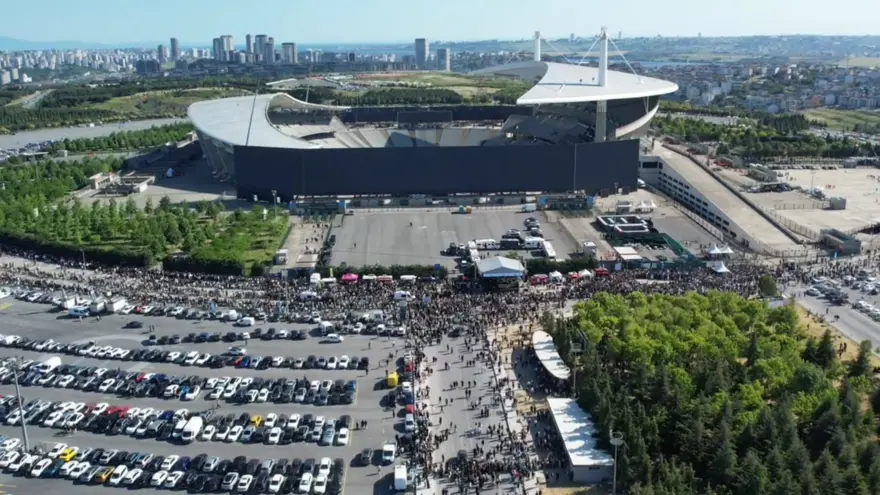 İstanbul'da Kanye West izdihamı. Hayranları saatler kala kuyruğa girdi 3