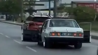 Kapıları açık otomobil ile yolculuk yaptı: Tespit edildi, ceza yağdı