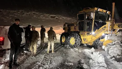 Hakkari'de kar yolları kapattı: Mahsur kalan 7 araç ve 30 kurtarıldı