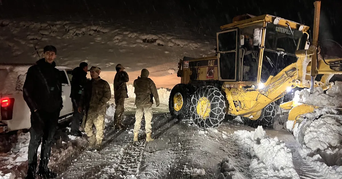Hakkari'de kar yolları kapattı: Mahsur kalan 7 araç ve 30 kurtarıldı