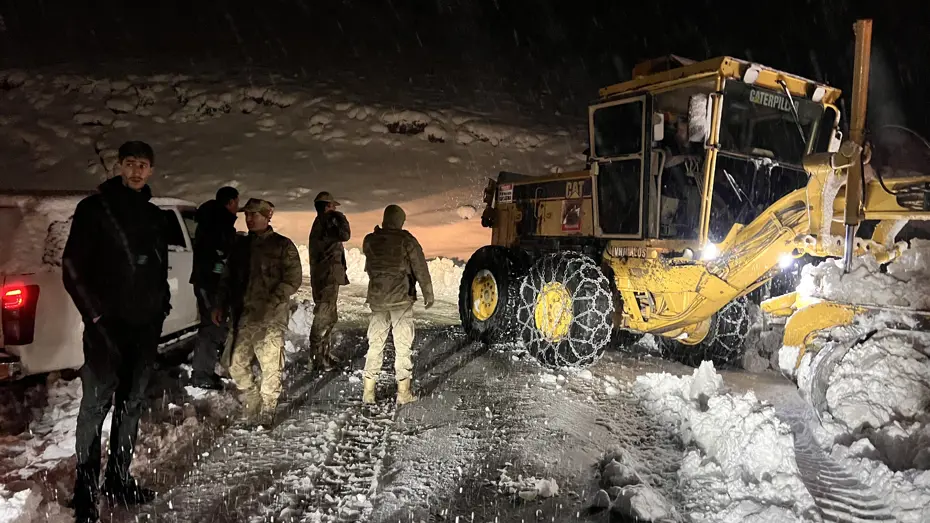 Hakkari'de kar yolları kapattı: Mahsur kalan 7 araç ve 30 kurtarıldı