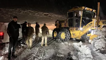 Hakkari'de kar yolları kapattı: Mahsur kalan 7 araç ve 30 kurtarıldı