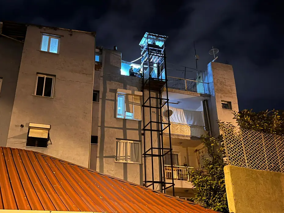 Kardeşi için yaptırdığı engelli asansöründen düşerek öldü