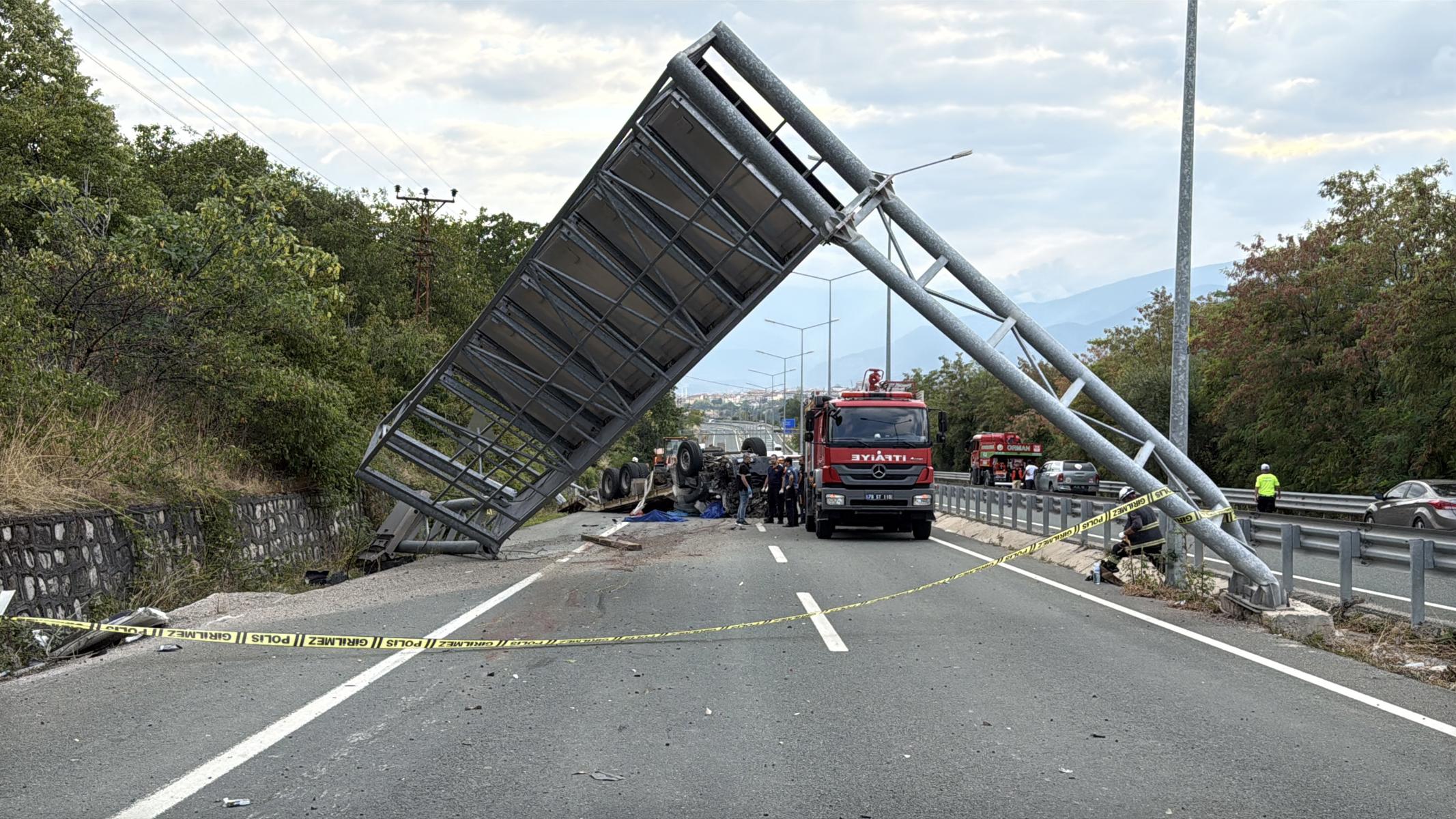 Karabük'te çekici ile motosikletin çarpıştığı kazada sürücüler öldü
