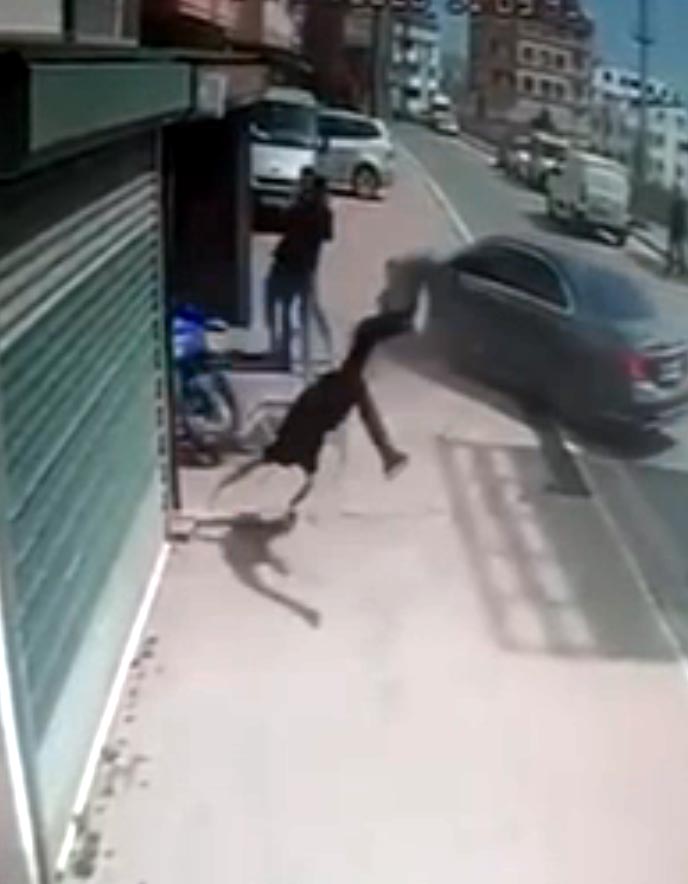 Tehdit iddiası sonrası ortalık karıştı: Araçla motosikletliye çarptı