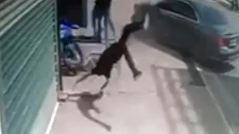 Tehdit iddiası sonrası ortalık karıştı: Araçla motosikletliye çarptı
