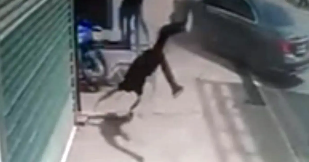 Tehdit iddiası sonrası ortalık karıştı: Araçla motosikletliye çarptı