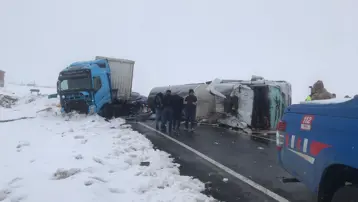 Kars'ta zift yüklü tanker ile TIR çarpıştı: Yol trafiğe kapatıldı