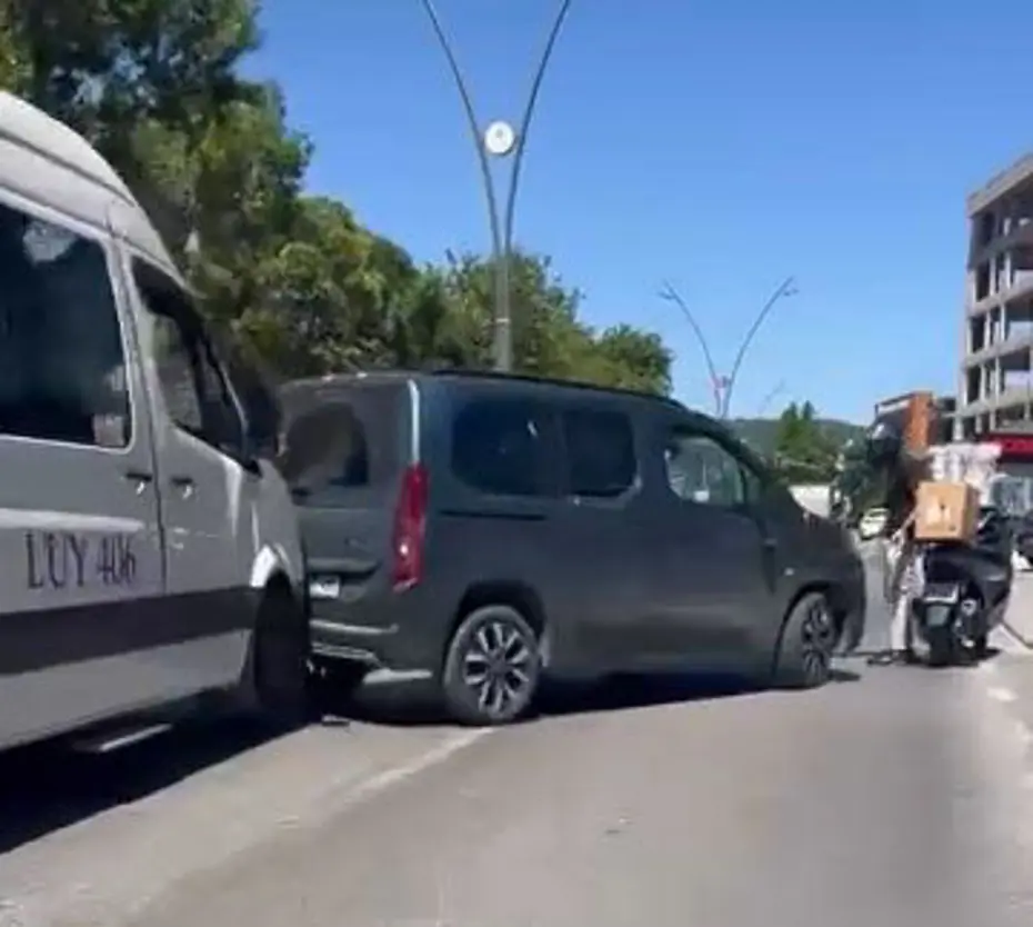 Trafikte kavgaya daldı, aracını geri viteste unuttu