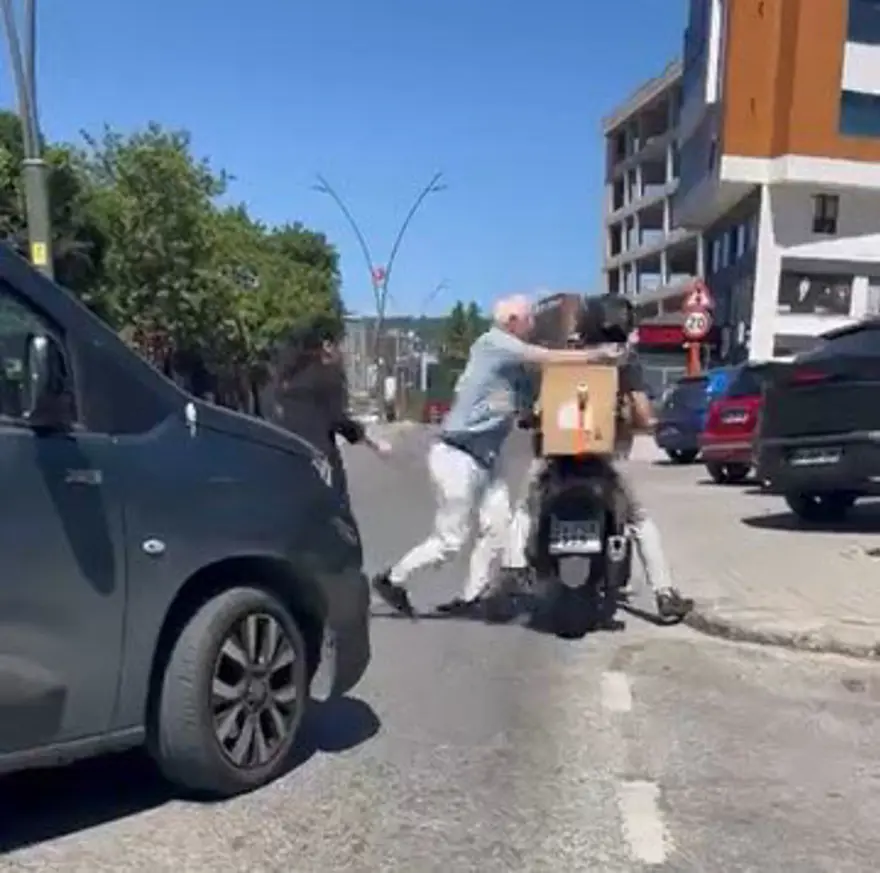 Trafikte kavgaya daldı, aracını geri viteste unuttu 1