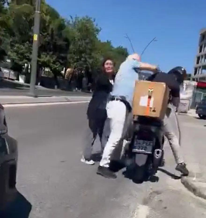 Trafikte kavgaya daldı, aracını geri viteste unuttu 4