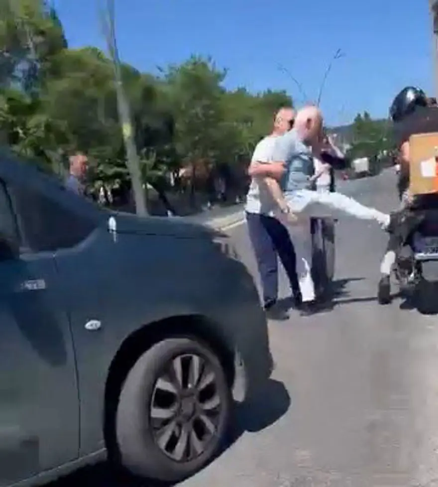 Trafikte kavgaya daldı, aracını geri viteste unuttu 5